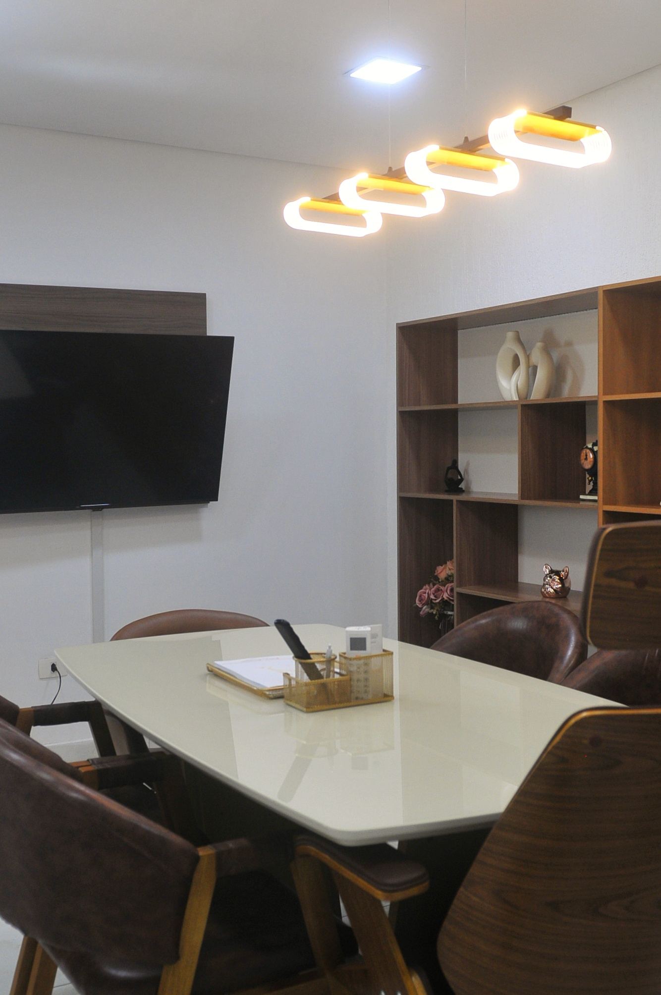 Sala de reuniões com TV e estante
